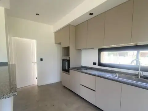 Casa en Venta en Pilar Del Este - Santa Sofia, USD 165.000