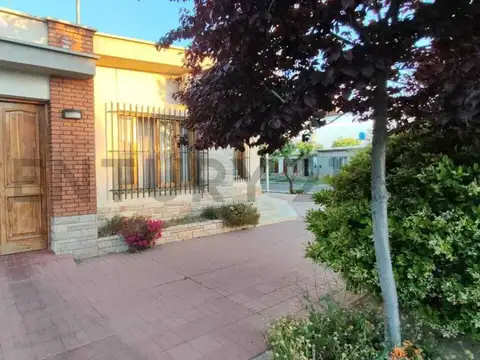 Casa 6 ambientes con 2 baños