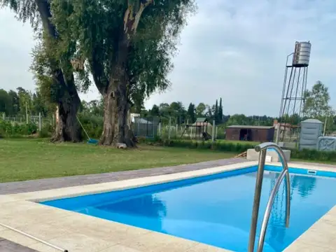 Venta - Casa 5 ambientes - 1500 m2 - Parque Robles 100
