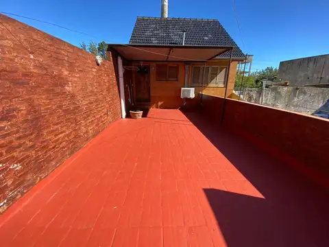 SAN JUSTO VENTA CASA DE 4 AMBIENTES CON COCHERA Y JARDIN