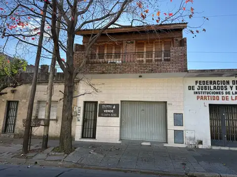CASA DE 4 AMBIENTES EN VENTA CON PATIO TERRAZA Y COCHERA - MULTIFAMILIAR