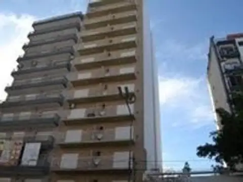 VENTA DEPARTAMENTO DOS AMBIENTES CON PATIO Y BALCON