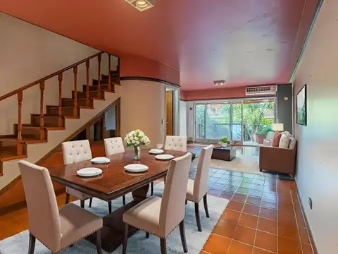 Triplex de 4 ambientes con cochera, quincho, jardín y pileta