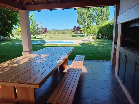 Casa 8 ambientes con 4 baños