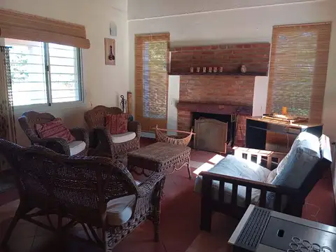 CASA EN BARRIO RESIDENCIAL