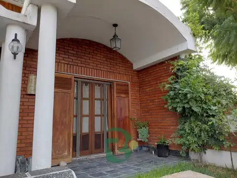 Casa 6 ambientes con 5 baños