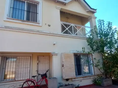 Amplia casa en dos plantas