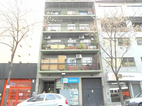 Alquiler: 3 amb. Frente. Balcón. Cocina y baño completos.- Lav. Muy luminoso. Exc. Ubicacion.