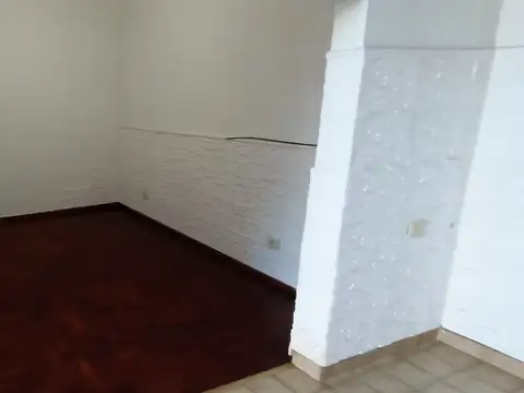 Casa en Alquiler con 2 cocheras