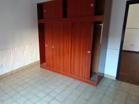 Casa de 3 ambientes + depto de dos ambientes con cochera en centro de San Justo