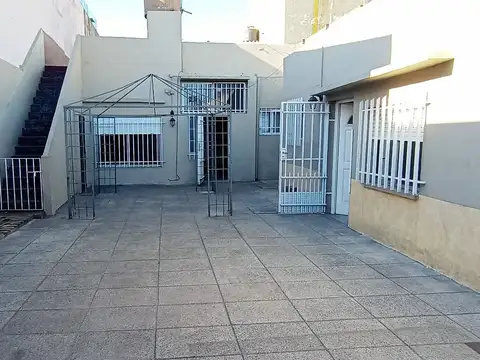 Casa de 3 ambientes + depto de dos ambientes con cochera en centro de San Justo