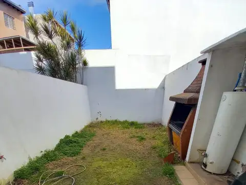 Casa 5 ambientes con 1 baño