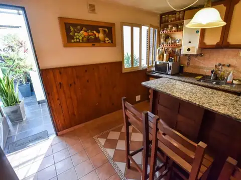 Casa 7 ambientes con 2 baños