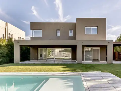 Casa en Venta con 4 cocheras