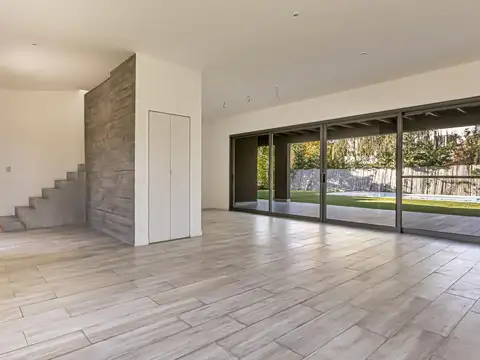 Casa en Venta con 4 cocheras