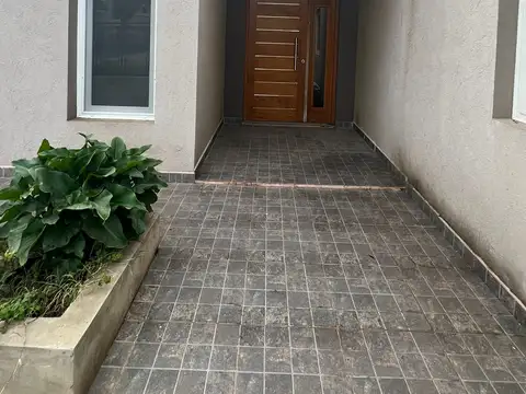 Casa 6 ambientes con 1 baño