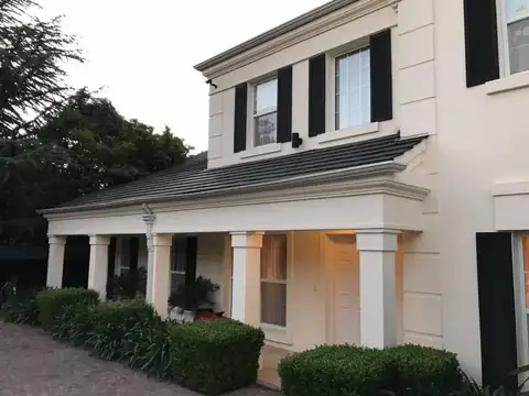 Casa en Venta con 3 cocheras