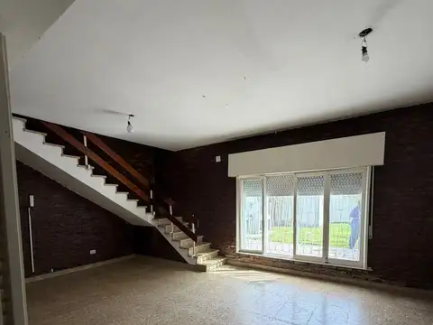 Casa en Alquiler con 1 cochera