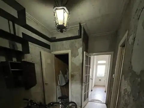 Local varios destinos con vivienda de 2 ambientes a reciclar. Apto crédito.