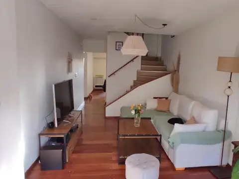 Casa c Cochera, Jardín y Pileta -  3 Dorm - Apto crédito