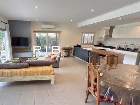 Luminosa Propiedad Moderna en Los Robles