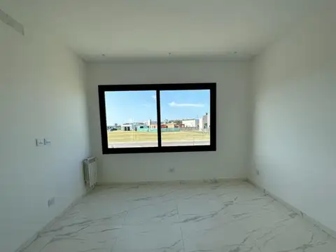 Casa en Alquiler con 4 cocheras