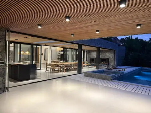 Casa 6 ambientes con 4 baños