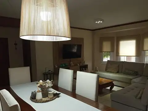 Casa en Venta con 4 cocheras