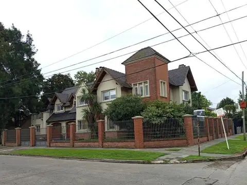 Venta de casa de 5 ambientes, con pileta, en Castelar Norte