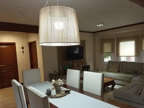 Casa 5 ambientes con 4 baños