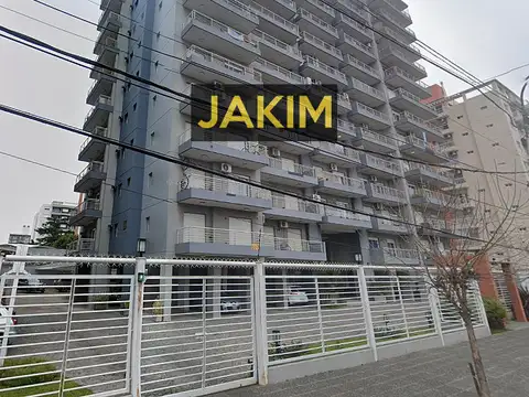 Departamento de 2 ambientes en excelentes condiciones en  2do piso con cochera cubierta