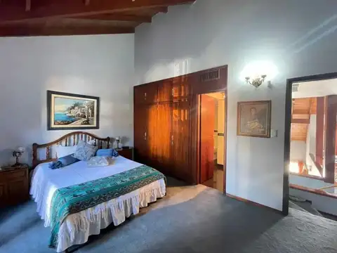 Casa en Venta con 3 cocheras