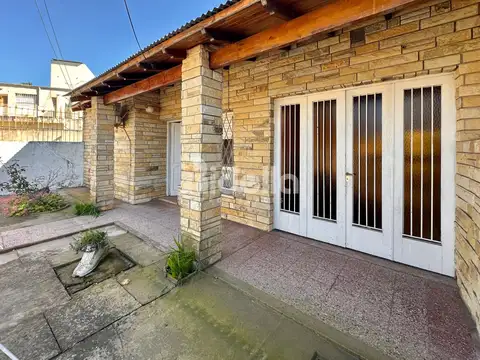 CASA EN VENTA 2 DORMITORIOS CON JARDIN - EXCELENTE OPORTUNIDAD