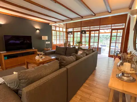 Casa en Venta con 2 cocheras