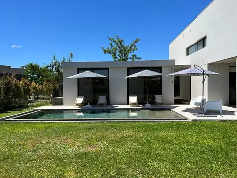 ALQUILER. CASA .  Barrio privado Cantón Norte.