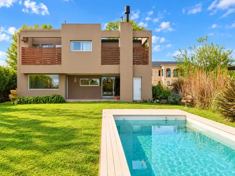 Casa en Alquiler con 2 cocheras