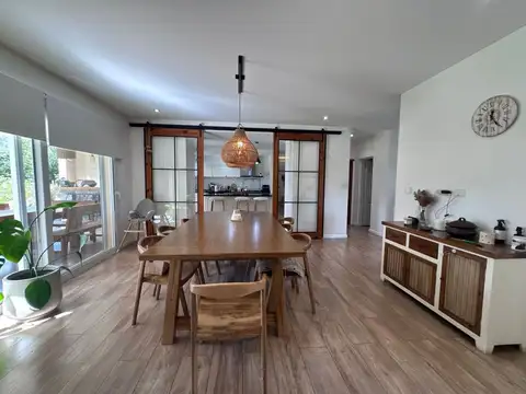 VENTA  CASA 5 AMBIENTES  LUJAN CON PILETA