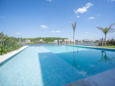 Casa 6 ambientes con 5 baños