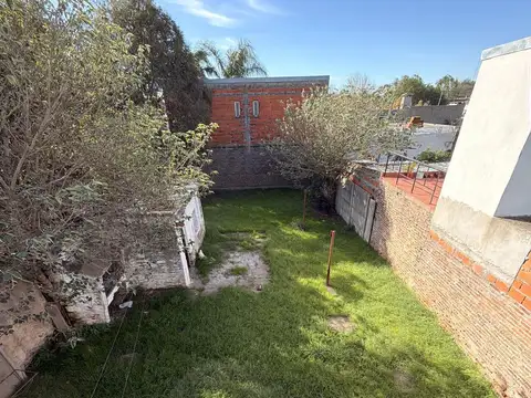 Oportunidad de inversión, amplio terreno con casa a reciclar.