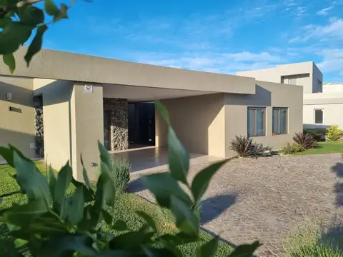 CASA EN VENTA EN HARAS SANTA MARIA