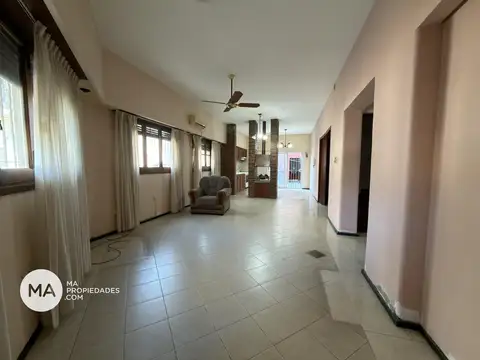 Casa 6 ambientes con 2 baños