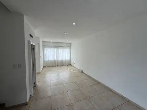 Casa en Alquiler con 2 cocheras