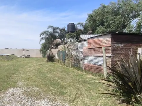 Lote de terreno con construcción y pileta, Los Talas, Berisso