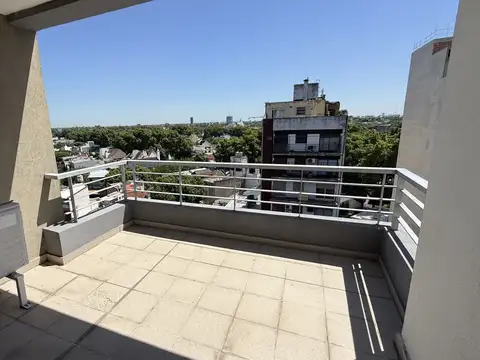 AL FRENTE CON BALCÓN TERRAZA A ESTRENAR