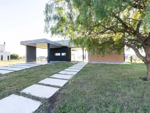VENTA CASA 4 AMBIENTES PILETA Y SALIDA A LAGUNA