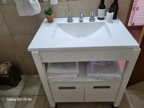 AMPLIA CASA SOBRE DOS LOTES DE40X60.