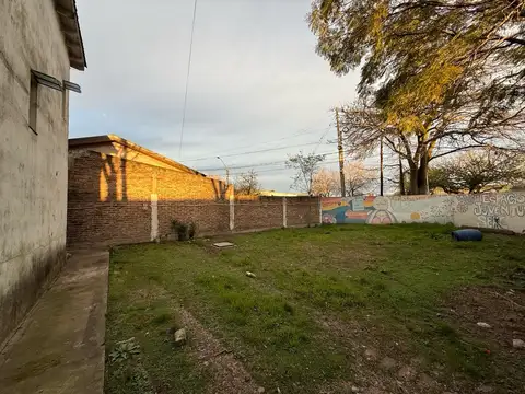 CASA 8 AMBIENTES EN VENTA EN CASTELAR SUR - IDEAL INVERSOR
