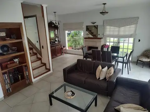 Casa en venta - 4 Dormitorios 8 Baños - Ezeiza