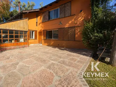 Casa de 2 dormitorios y piscina/pileta en venta en City Bell