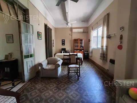 Casa 8 ambientes con 2 baños